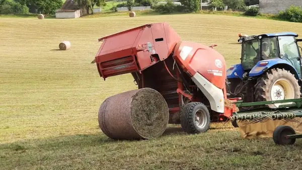 Tracteur en train de faner.